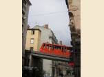 Funiculaire franchissant la rue Tramassac