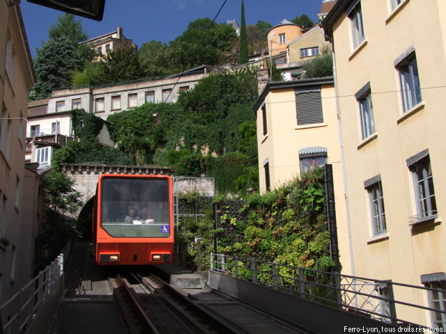 Cabine n°401-403 arrivant à la station Vieux Lyon