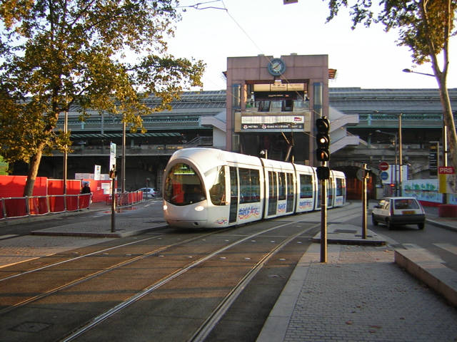 Rame Citadis® n°842 place des Archives, derrière la gare de Perrache (ligne T1) en septembre 2007