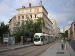 Rame 843 en direction d’IUT – Feyssine entrant en station