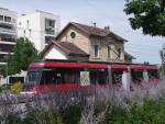 Rame Rhônexpress traversant la station en direction de l’aéroport