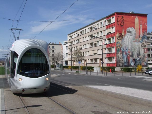 Rame n°873 devant la fresque de Shanghai à Lyon