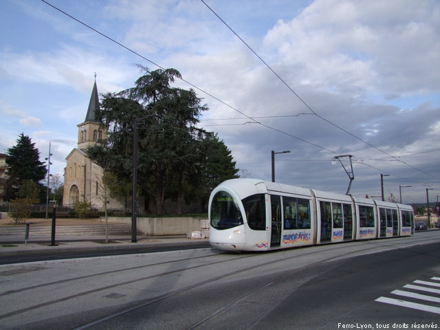 Rame n°809 sur la place Baptiste-Curial à Bron