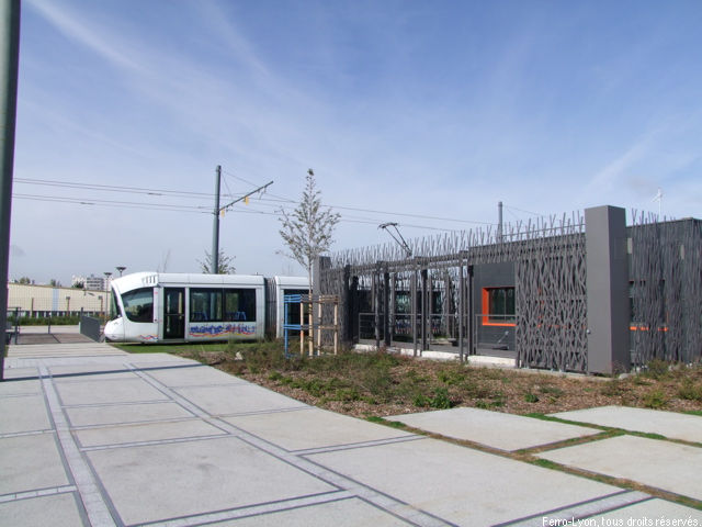 Rame n°824 arrivant à la station Parc Olympique Lyonnais